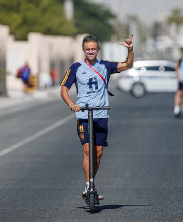 Luis Enrique llegando en patinete a un entrenamiento de la Selección en Qatar.