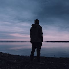 Si prefieres la soledad a socializar, la psicología señala que tienes estas 7 características