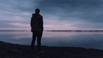 Si prefieres la soledad a socializar, la psicología señala que tienes estas 7 características