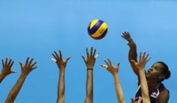 Bethania De La Cruz De Pena, jugadora de la República Dominicana de voleibol durante un partido contra Brasil en la Copa de los Grandes Campeones 2013.