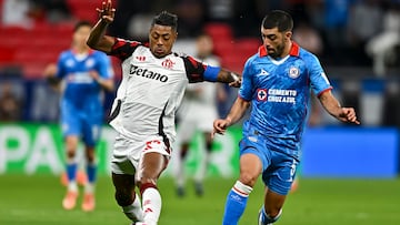 AL-RAYYAN (Qatar), 10/12/2025.- Erik Lira (R) of Cruz Azul in action against Bruno Henrique of Flamengo during the FIFA Intercontinental Cup 2025 match between Cruz Azul and CR Flamengo, dubbed as the FIFA Derby of the Americas 2025, in Al-Rayyan, Qatar, 10 December 2025. (Catar) EFE/EPA/NOUSHAD THEKKAYIL