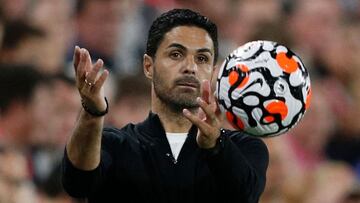 Mikel Arteta, entrendor del Arsenal, durante el partido inaugural de la Premier League 2021/2022 ante el Brentford.