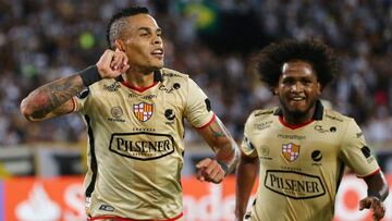 El delantero uruguayo Jonatan &Aacute;lvez celebrando un gol marcado con la camiseta del Barcelona de Guayaquil en la Copa Libertadores 2017