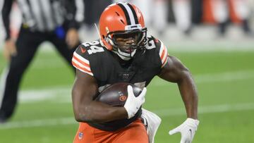 El corredor de tercer año salió en el primer cuarto de la Semana 4 en Dallas por un desgarro de ligamento colateral medio de la rodilla derecha.