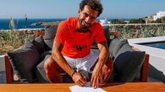 Salah firmando su renovación