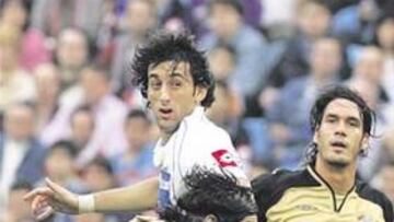 <b>PELEA SIN BRILLO. </b> Diego Milito lucha con Sanz y Navas en un lance del juego.