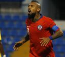 Vidal mostró las dos nuevas camisetas de la Roja