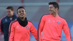 Los jugadores del Bayern Munich, Thiago Alc&aacute;ntara y Robert Lewandowski, durante un entrenamiento.