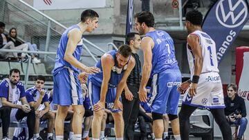 Mateo D¨ªaz, Edu Dur¨¢n y Tom¨¢s Bell¨¢s, del Fuenlabrada, hablan durante el partido ante el Alicante.