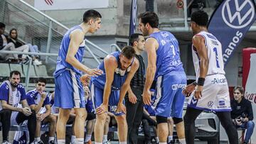 Mateo Díaz, Edu Durán y Tomás Bellás, del Fuenlabrada, hablan durante el partido ante el Alicante.