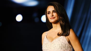 Penélope Cruz posa en la alfombra roja de la Academy Museum Gala de Hollywood.