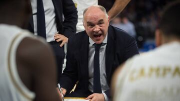 Pablo Laso se dirige a sus jugadores durante un tiempo muerto en el partido entre el Real Madrid y el Bilbao Basket