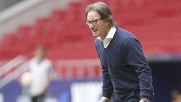 Anquela da órdenes en el partido disputado por el Oviedo ante el Rayo Majadahonda en el Wanda.