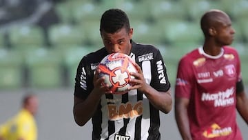 Alerrandro, tras marcar un gol con Atlético Mineiro.
