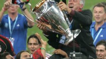 Ancelotti, con el trofeo de la Champions 2006/2007.