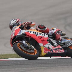 Márquez diluyó en doce curvas su sanción y luego los arrasó