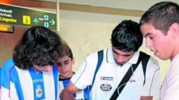 <b>AGASAJO AL DEPOR EN LOS RODEOS. </b>Varios simpatizantes del equipo coruñés se acercaron ayer al aeropuerto de Los Rodeos para recibir a sus ídolos. En la imagen, Lassad firma autógrafos.