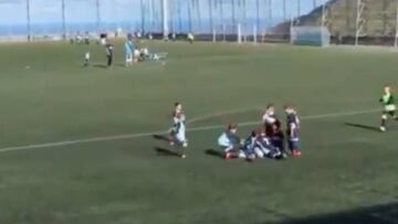 Muy tierno: un niño mete gol y los dos equipos hacen una piña