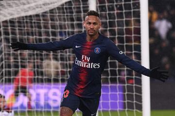 Este verano el brasileño estuvo cerca de recalar en el club blanco pero Nasser Al-Khelaïfi, presidente del Paris Saint-Germain, pedía una cantidad de dinero que Florentino no estaba dispuesto a desembolsar. Finalmente el culebrón del verano acabó con Neymar siguiendo en el club parisino. 