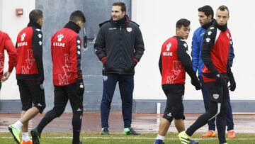 Baraja dirige un entrenamiento del Rayo Vallecano.