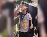 Lucho celebra el año nuevo con la camiseta del campeón