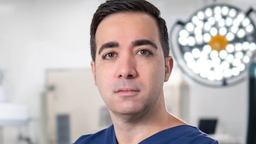 El doctor Javier Castillo que oper¨® a Correa del tumor benigno en el coraz¨®n descubierto en el reconocimiento m¨¦dico del Atl¨¦tico al ficharle del San Lorenzo. "Hab¨ªa que salvarle la vida... y la carrera".