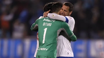 Los jugadores de Universidad Catolica celebran el triunfo contra Everton durante el partido de primera division disputado en el estadio San Carlos de Apoquindo.