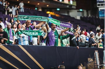 No faltaron aficionados del Unicaja en Singapur.