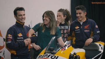 La sorpresa de Márquez y Pedrosa a unos fans durante una foto