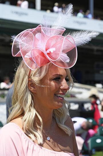 Aficionados a la h¨ªpica en el Churchill Downs de Kentucky durante la Kentucky Oaks.