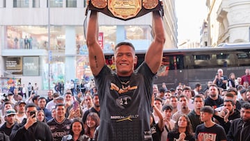 Costello Van Steenis posa en Gran Vía con su cinturón.