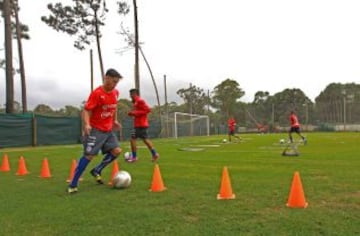 La selecci&oacute;n chilena Sub 20 ya se prepara en Uruguay para el debut con Brasil este jueves a las 19:00.