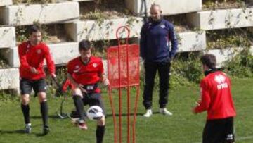 ATENTO. Paco observa a Adrián en un entrenamiento.