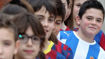 22/01/14  ESCOLARES NIÑOS COLEGIALES DEL BARCELONA Y ESPANYOL POSANDO 

