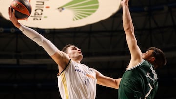 MÁLAGA (ESPAÑA), 10/09/2023.- El alero Hezonja del Real Madrid en acción ante el alero Jonathan Barreiro (d) del Unicaja este domingo, en el torneo Costa del Sol, entre el Real Madrid y el Unicaja, en el Palacio de Deportes José María Martín Carpena de Málaga. EFE/ Jorge Zapata