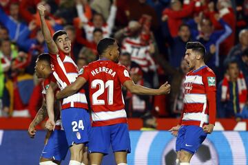 1-0. Carlos Fernández celebró el primer gol.