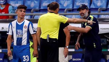 Mateu Lahoz da la bienvenida a Rufete al banquillo perico