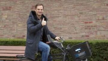 Ronald de Boer llega a la cita con AS montado en su bicicleta.