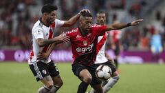 Lodi protege el bal&oacute;n ante Milton Casco durante un partido de la Recopa Sudamericana.