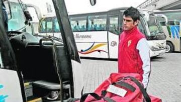 <b>PELIGRO GRANA. </b>La expedición pimentonera aterrizó ayer en Gran Canaria y tuvo tiempo por la tarde para entrenarse en Vecindario. En la imagen, Xisco Campos y el húngaro Balogh, a su llegada.