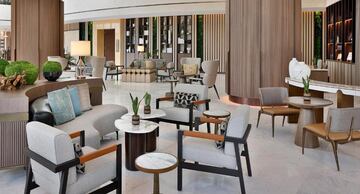 El Real Madrid se aloja en el hotel de lujo JW Marriott Hotel Riyadh que ofrece un alojamiento moderno. Incluye un gimnasio independiente, 2 piscinas y wifi gratis en todas las áreas.