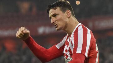 Aduriz encuentra el gol en el momento ideal