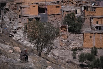 Un hombre se lamenta junto a las casas destrozadas tras el terremoto, a 10 de septiembre de 2023, en Moulay Brahim, provincia de Al Haouz (Marruecos).