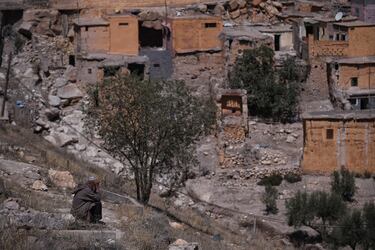 Un hombre se lamenta junto a las casas destrozadas tras el terremoto, a 10 de septiembre de 2023, en Moulay Brahim, provincia de Al Haouz (Marruecos).
