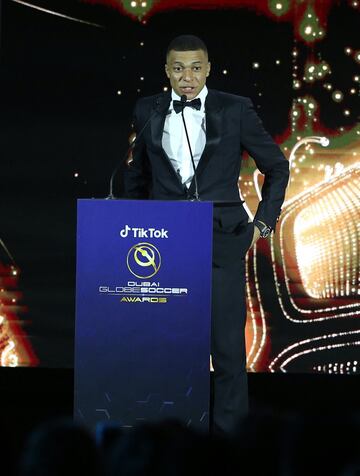 Kylian Mbappé del Paris St Germain recibe el premio al mejor jugador masculino del año durante los Globe Soccer Awards 2021