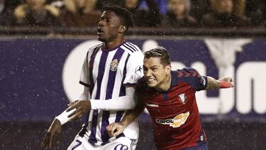 GRAF4010. PAMPLONA, 18/01/2020.- El jugador de Osasuna Chimy Ávila (d) lucha con el beninés Mohammed Salisu (i), del Real Valladolid, durante el partido de la jornada 20 de LaLiga que Osasuna y Real Valladolid disputan hoy sábado en e