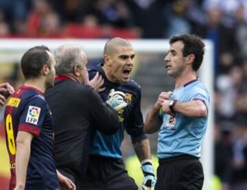 Jornada 26 / REAL MADRID - BARCELONA  Victor Valdés protestando una actuación arbitral a Pérez Lasa.