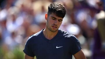 Spain's Carlos Alcaraz reacts after losing a point to Britain's Jack Draper during their men's singles round of 16 match at the Cinch ATP tennis Championships at Queen's Club in west London on June 20, 2024. (Photo by HENRY NICHOLLS / AFP)