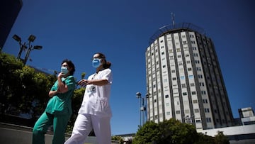 GRAF8512. MADRID, 20/05/2020.- Decenas de sanitarios del Hospital Universitario de La Paz de Madrid despiden con un acto este martes, a los residentes de cuarto a&ntilde;o de este centro hospitalario de la capital espa&ntilde;ola, en el entorno del Covid 