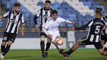 Arribas marc&oacute; la pasada jornada entre cuatro futbolistas del Linense.